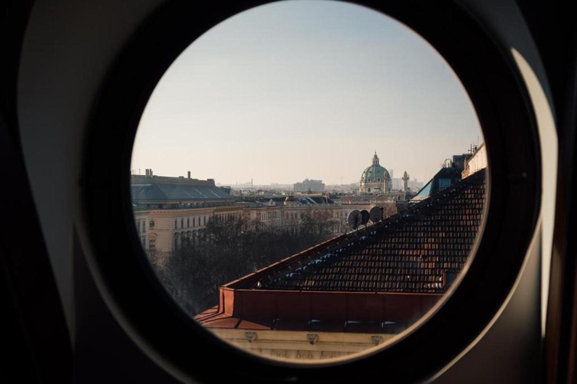 Готель Almanac Palais Відень Екстер'єр фото View through a circular window